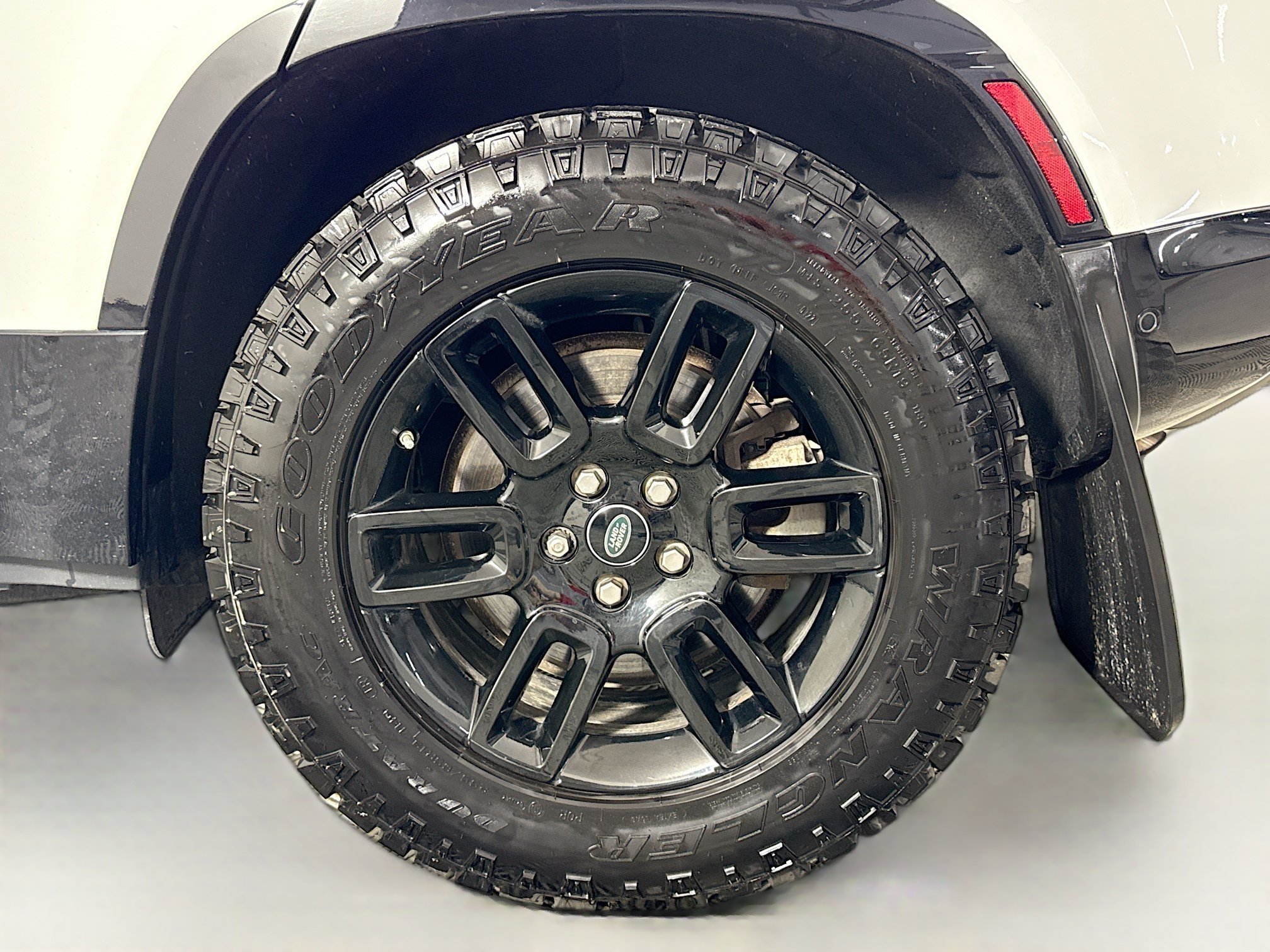 Used 2021 Land Rover Defender 110 X-Dynamic SE AWD/4WD image 30