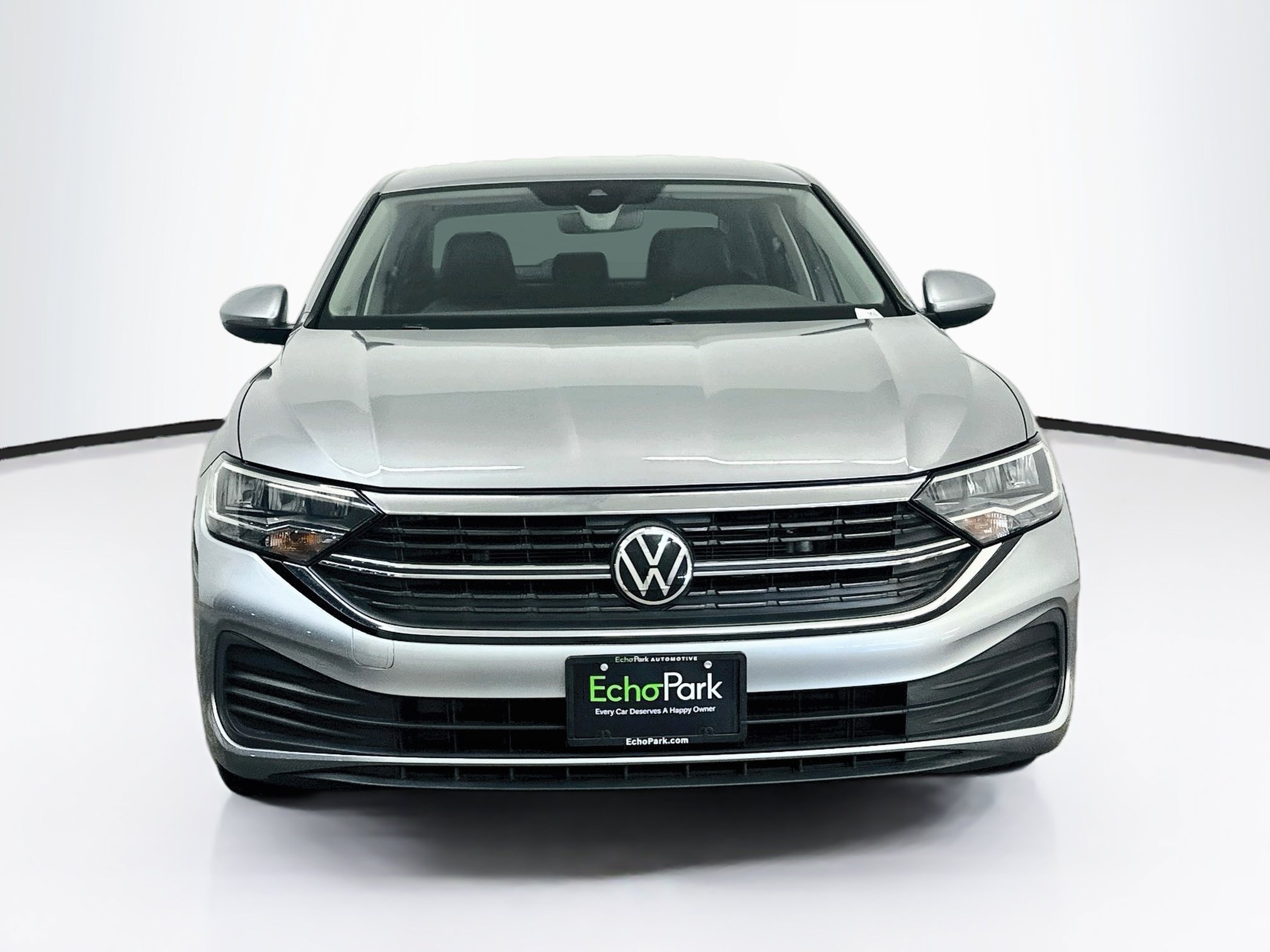 Used 2024 Volkswagen Jetta SE FWD image 2