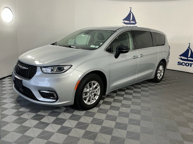 Used 2024 Chrysler Pacifica Touring-L image 3