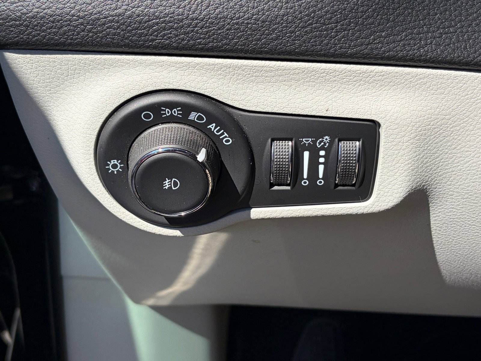 Used 2021 Jeep Compass Latitude FWD image 10