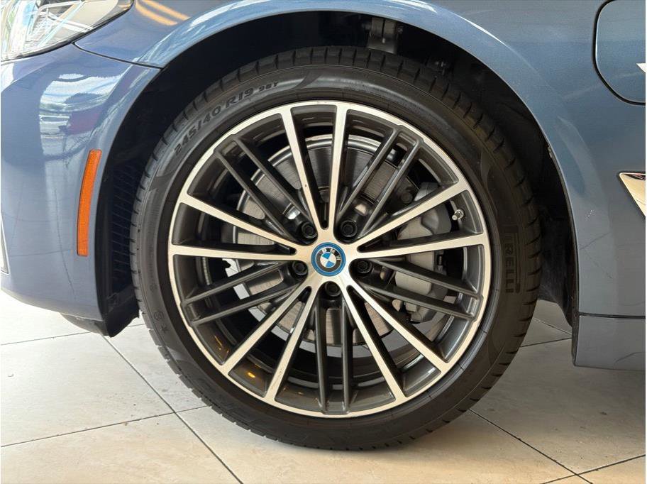 Used 2023 BMW 530e w/ Premium Package RWD image 9