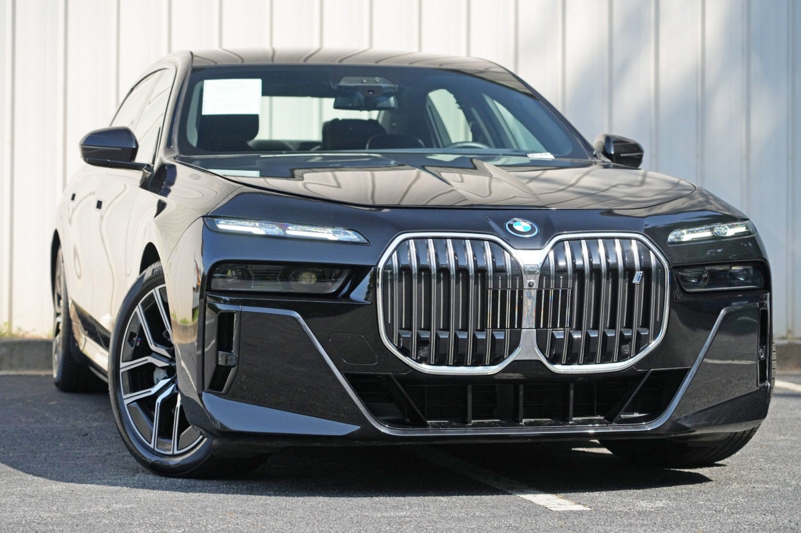 Used 2023 BMW i7 xDrive60 w/ Executive Package 2 AWD/4WD image 4