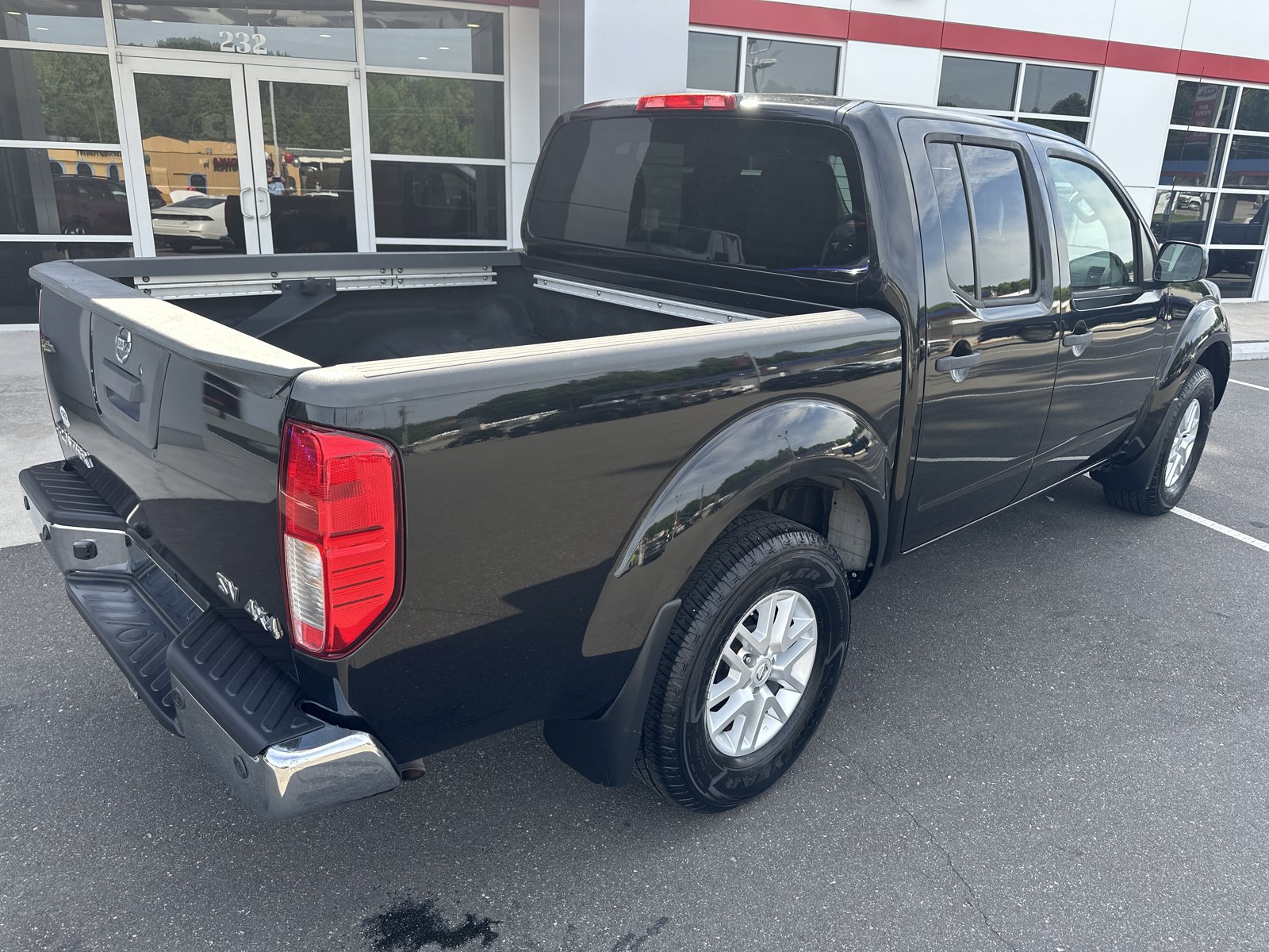 Used 2017 Nissan Frontier SV w/ SV Value Truck Package AWD/4WD image 9