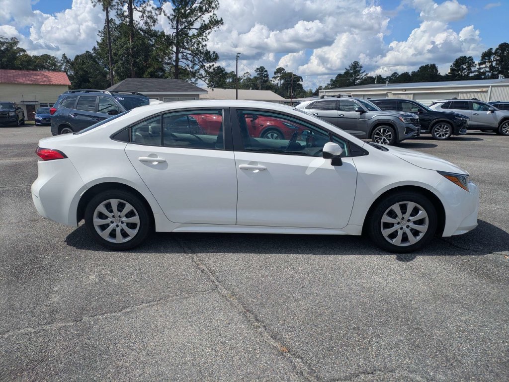 Used 2023 Toyota Corolla LE FWD image 4