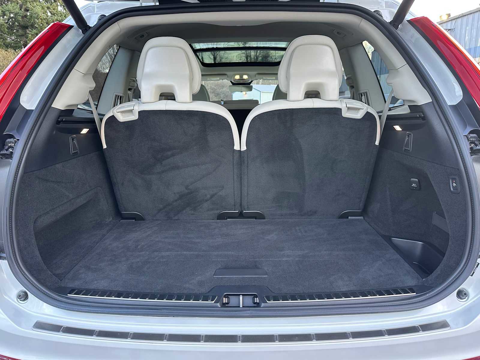 Used 2025 Volvo XC90 T8 Plus w/ Protection Package Premier image 14