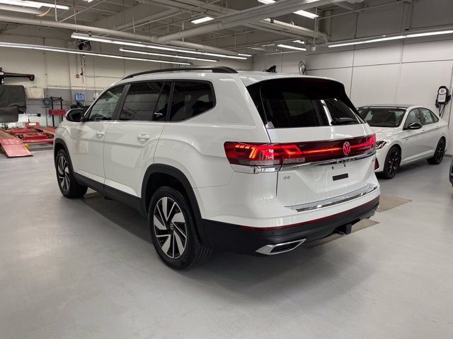 Used 2024 Volkswagen Atlas SE AWD/4WD image 2