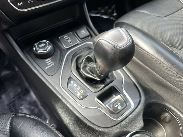 Used 2022 Jeep Cherokee Latitude Lux w/ Sun & Sound Group AWD/4WD image 37