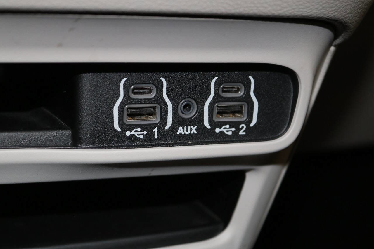 Used 2023 Chrysler Pacifica Touring-L image 98