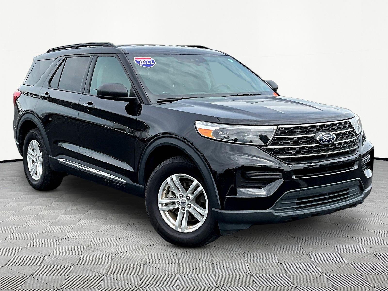 Used 2022 Ford Explorer XLT AWD/4WD image 3