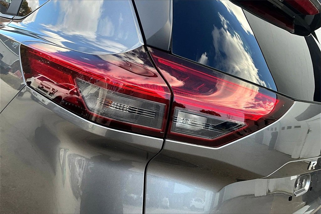 Used 2023 Nissan Rogue SV image 23