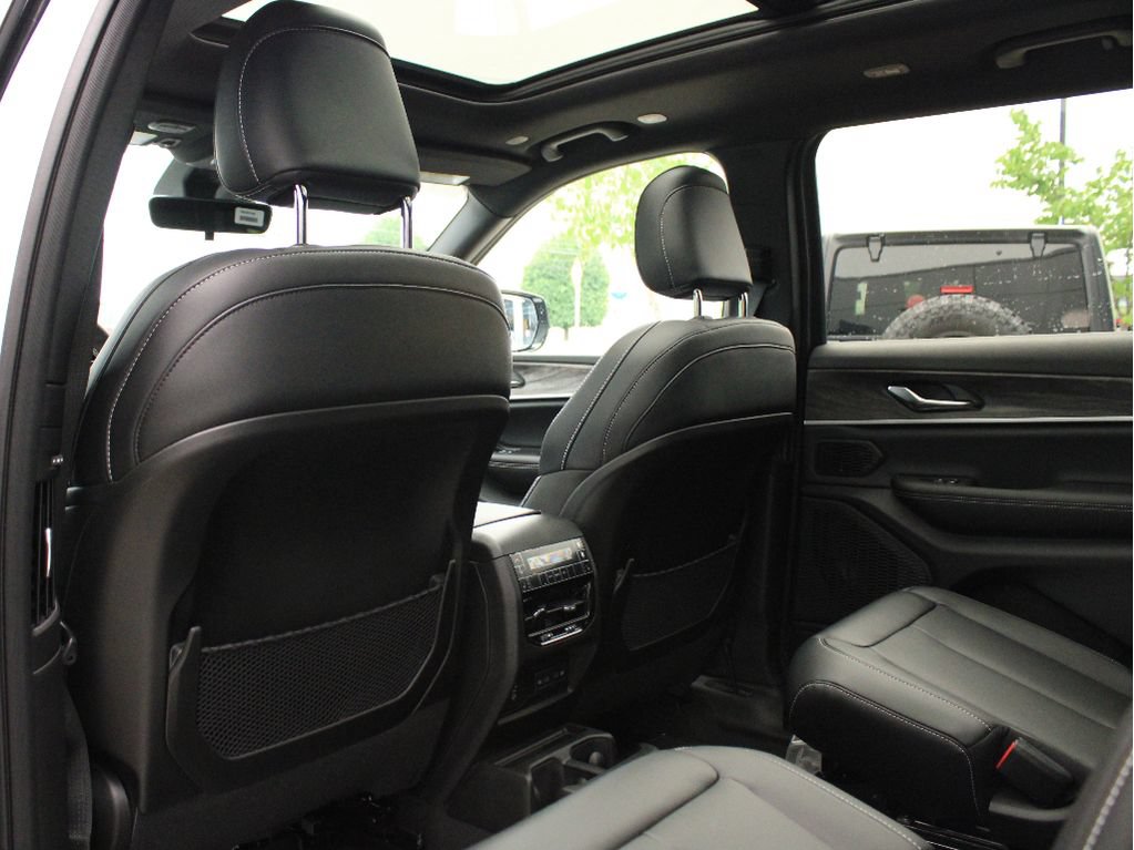 New 2026 Jeep Grand Cherokee L Limited w/ Limited Altitude Package AWD/4WD image 33