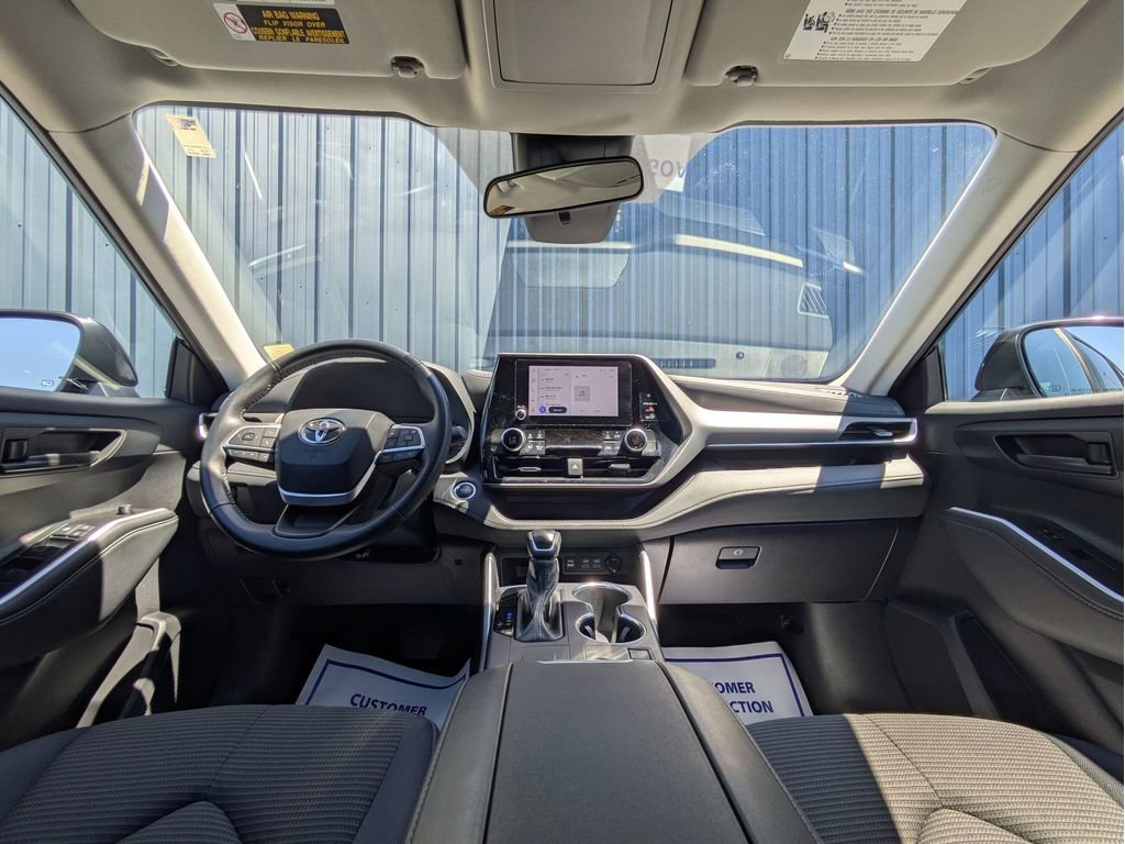 Used 2025 Toyota Highlander LE FWD image 25