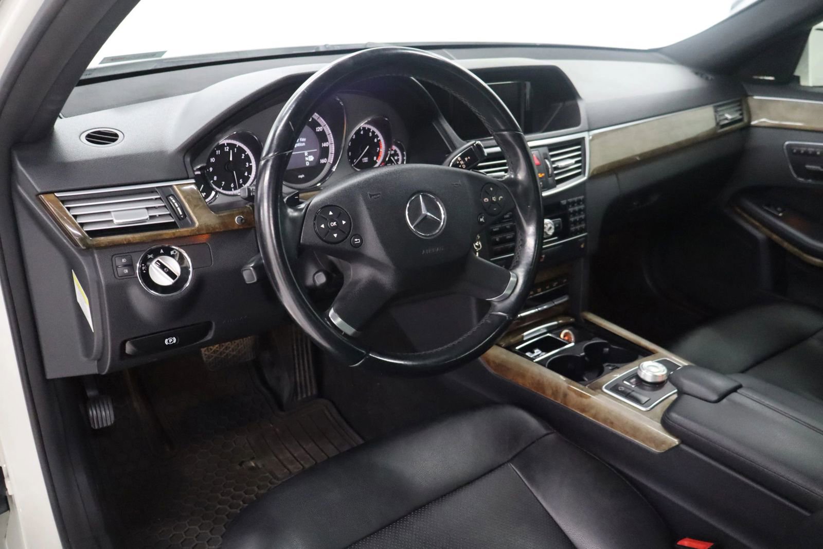 Used 2010 Mercedes-Benz E 350 E 350 4MATIC Sedan 4D image 14