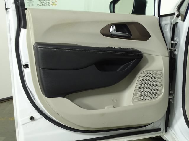 Used 2021 Chrysler Voyager L FWD image 16