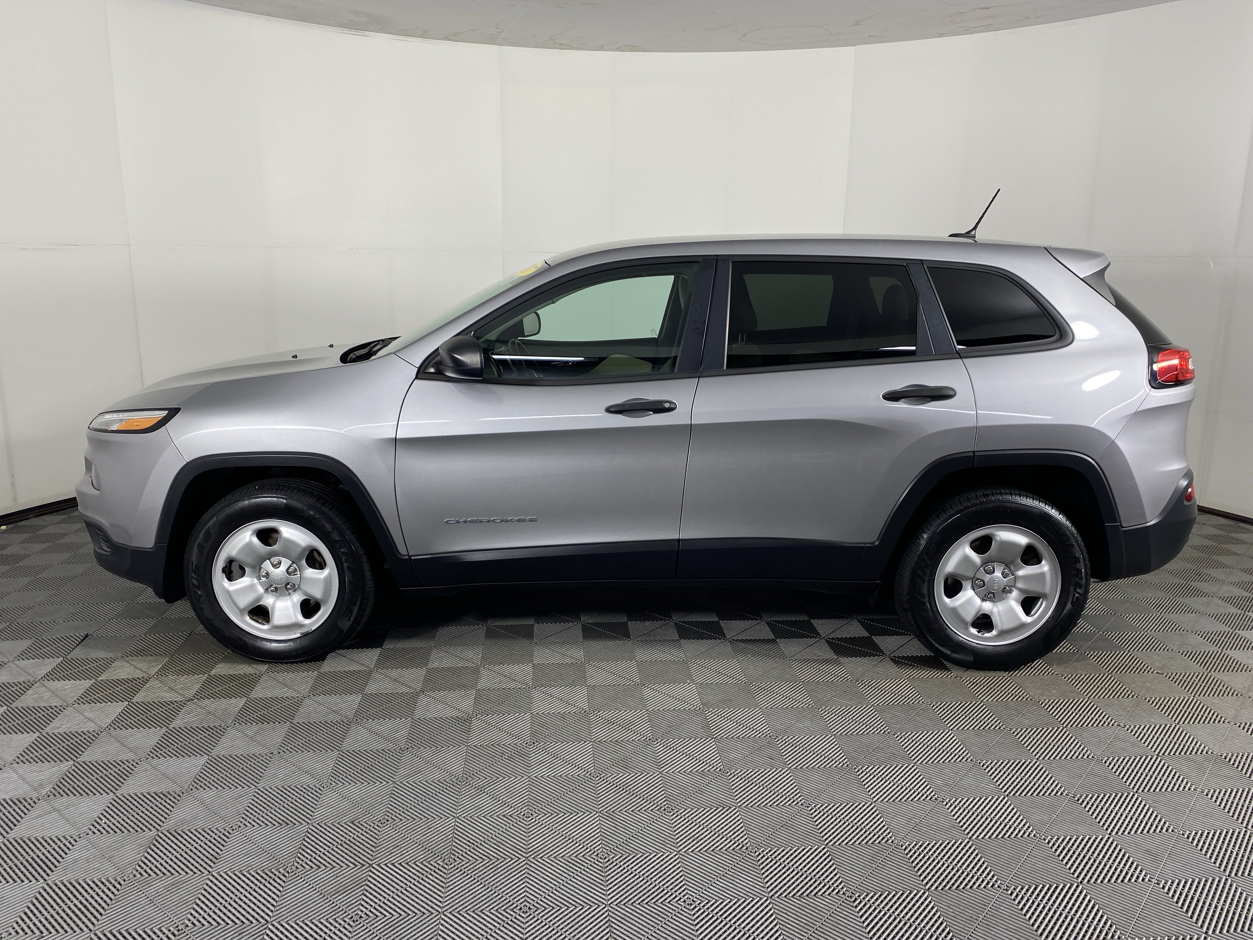 Used 2017 Jeep Cherokee Sport AWD/4WD image 8