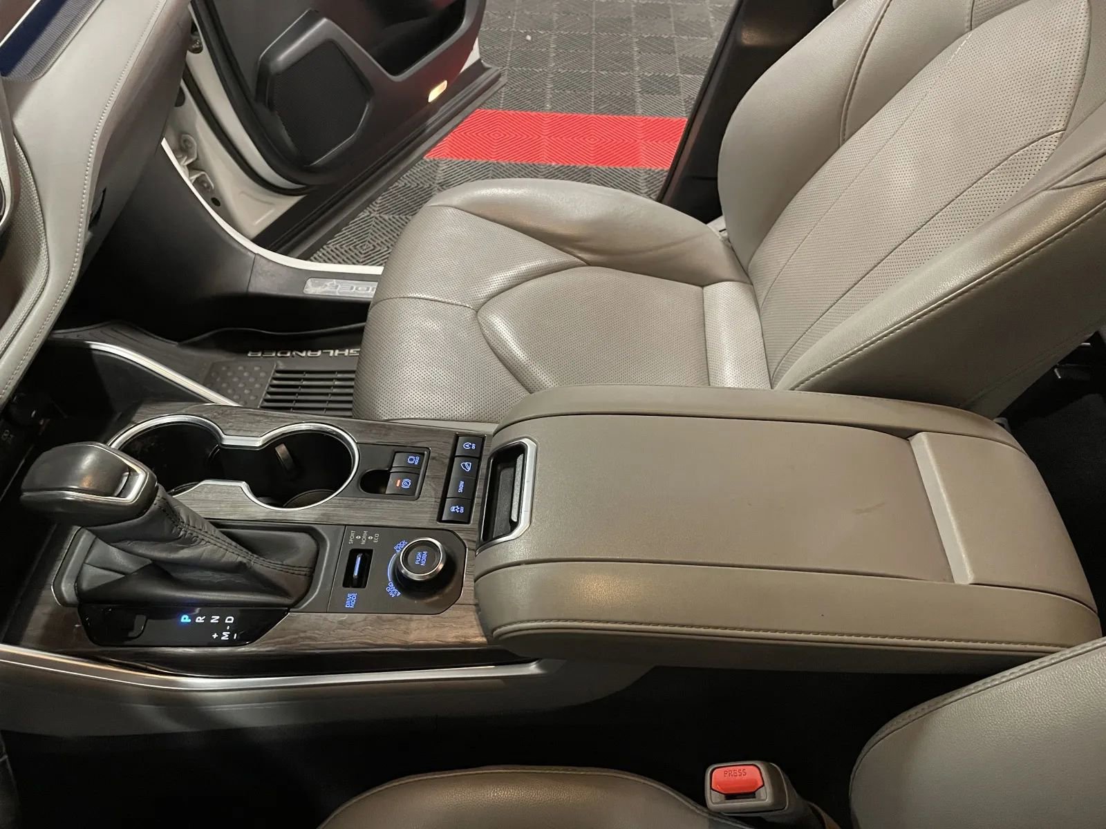 Used 2020 Toyota Highlander Limited image 34