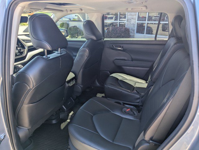 Used 2022 Toyota Highlander XLE AWD/4WD image 25
