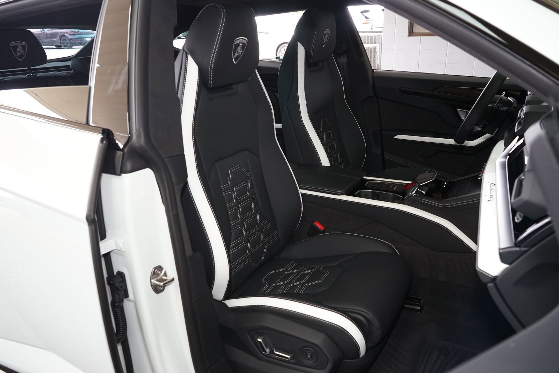 Used 2026 Lamborghini Urus SE image 11