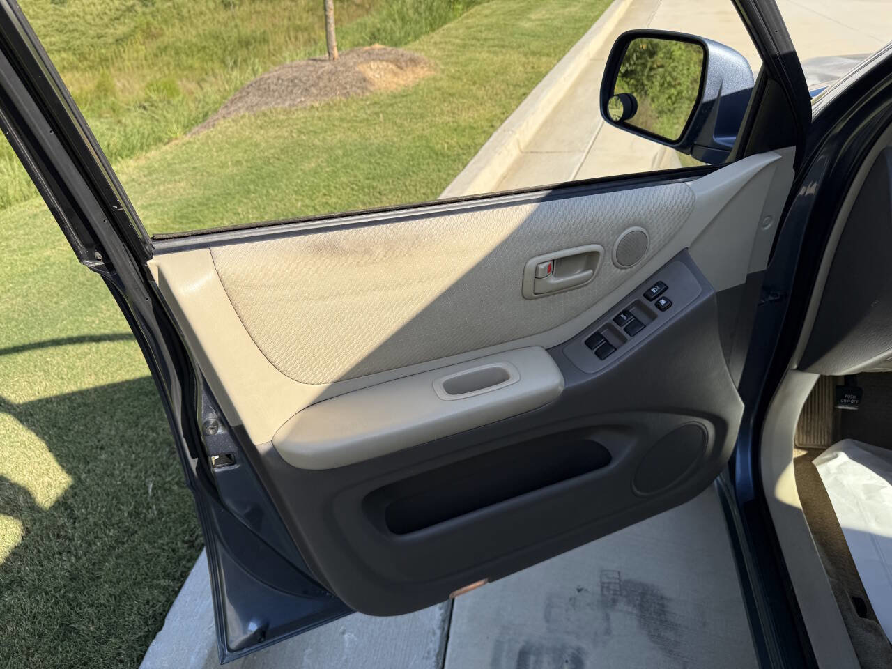 Used 2005 Toyota Highlander 2WD w/ 3rd Row image 5