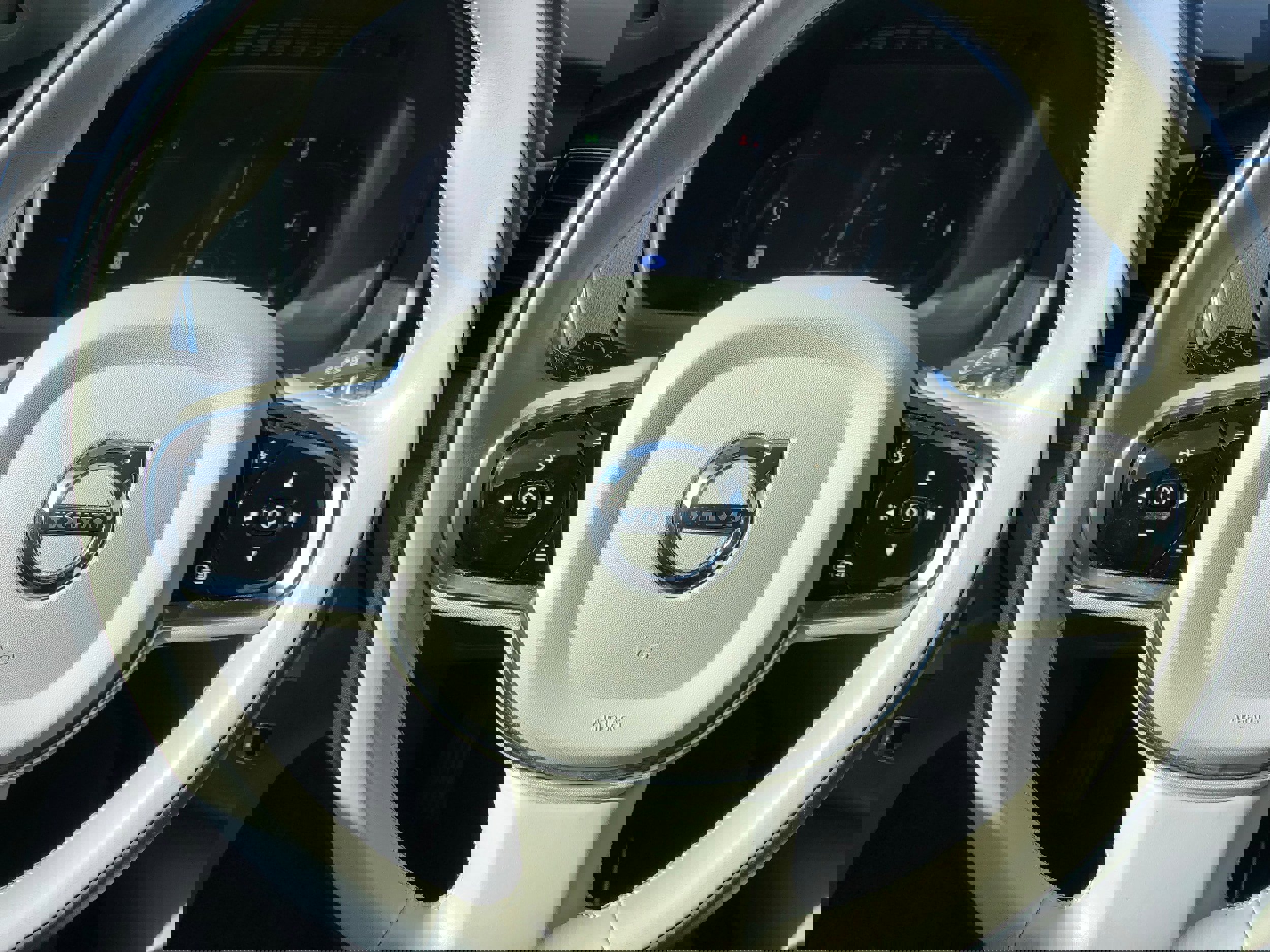 Used 2023 Volvo XC90 B6 Plus image 15