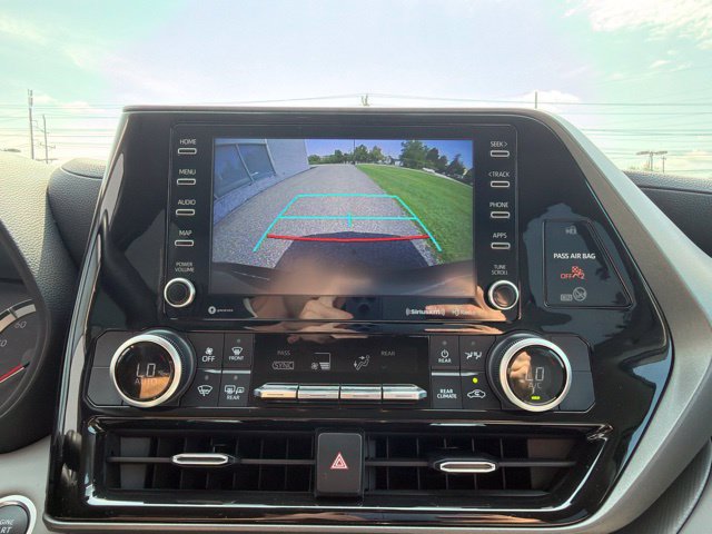 Used 2021 Toyota Highlander LE AWD/4WD image 19