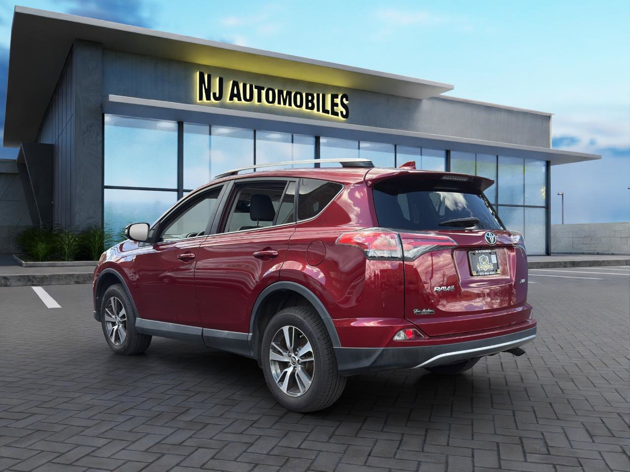Used 2018 Toyota RAV4 XLE FWD image 5