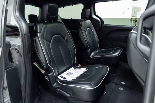 Used 2025 Chrysler Pacifica Limited image 25