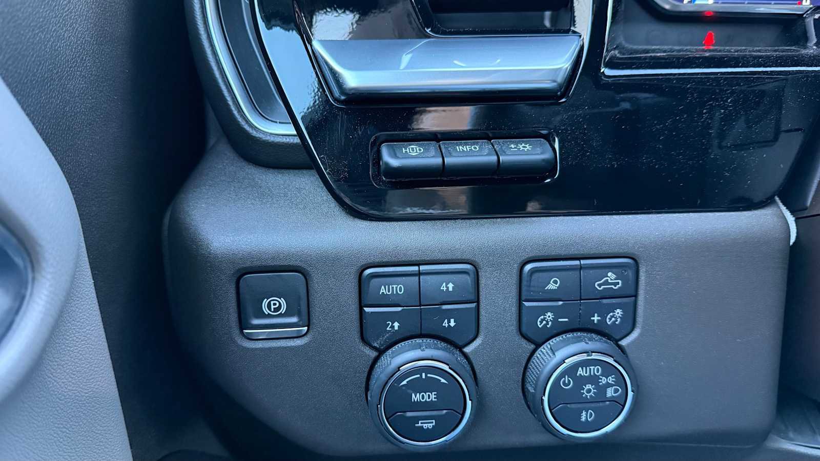 Used 2024 Chevrolet Silverado 1500 LTZ AWD/4WD image 14