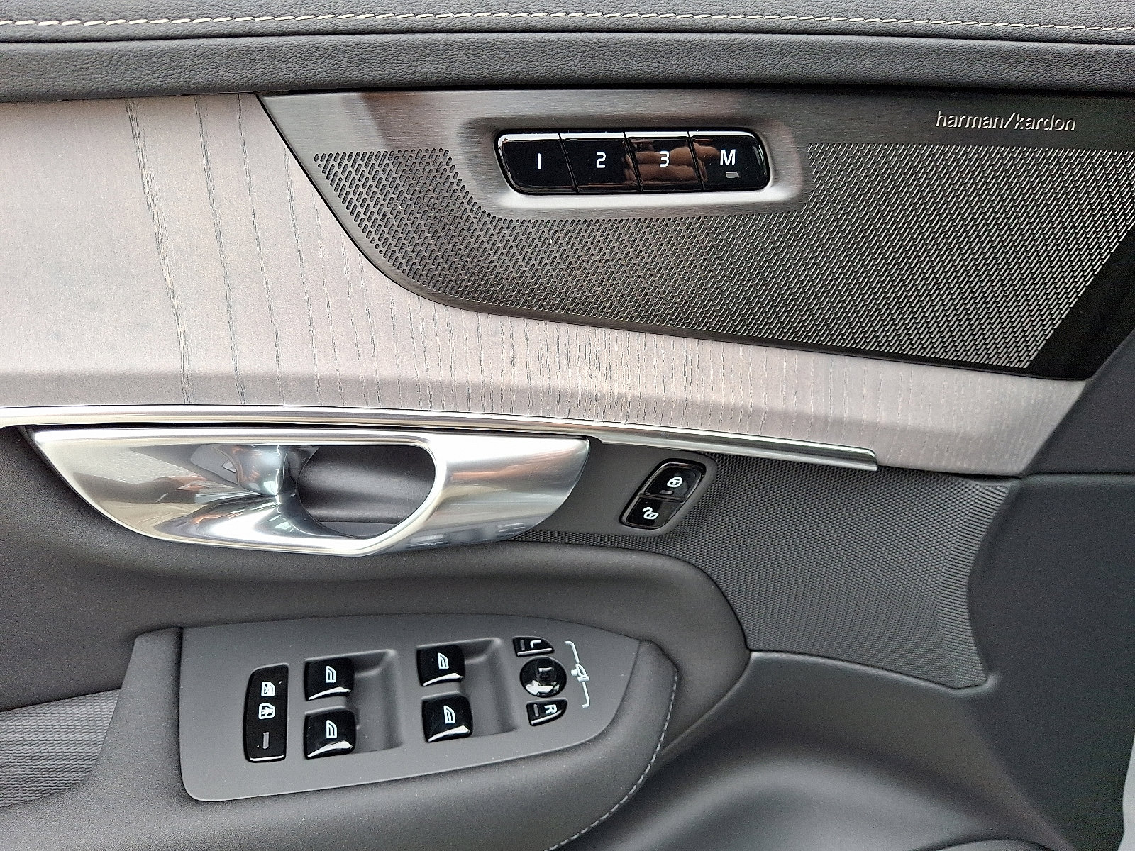 New 2026 Volvo XC90 B6 Ultra image 9