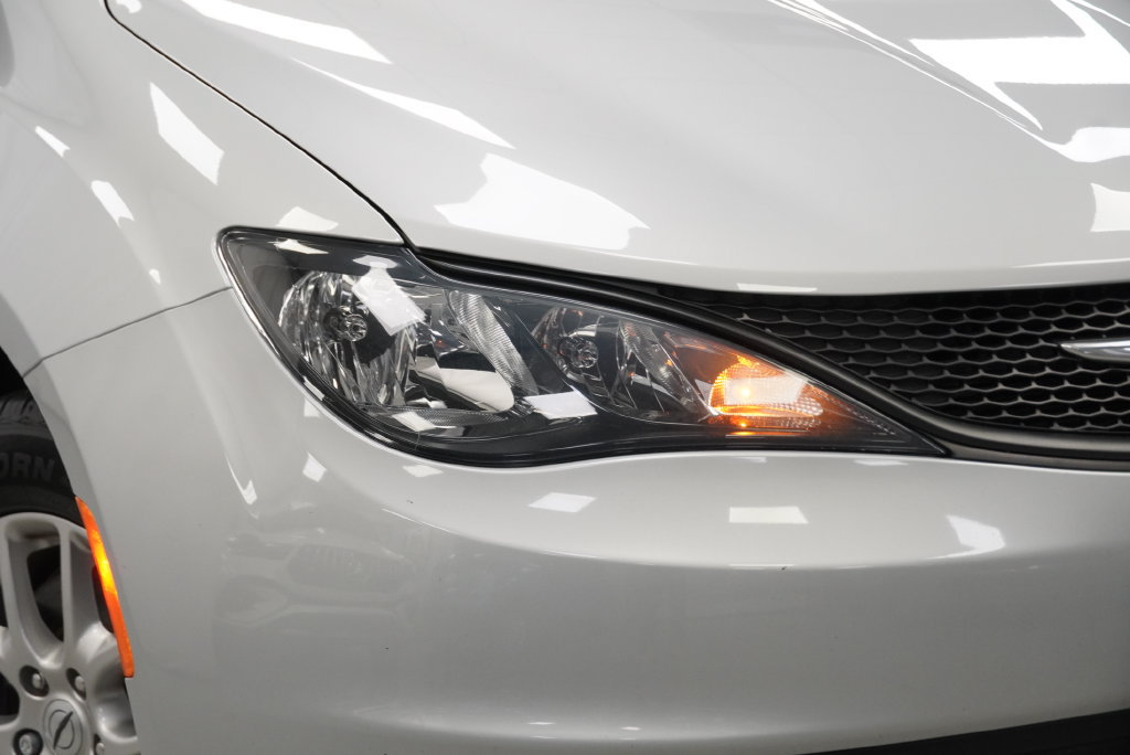 Used 2024 Chrysler Voyager LX FWD image 9