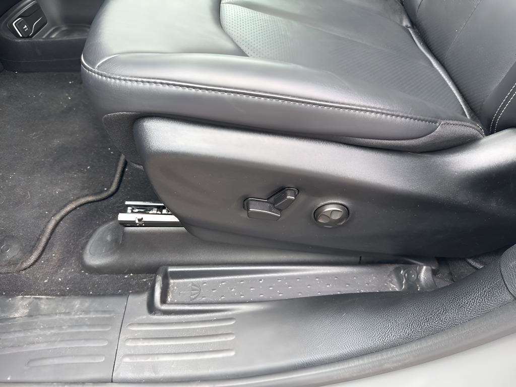 Used 2025 Chrysler Pacifica Select image 10