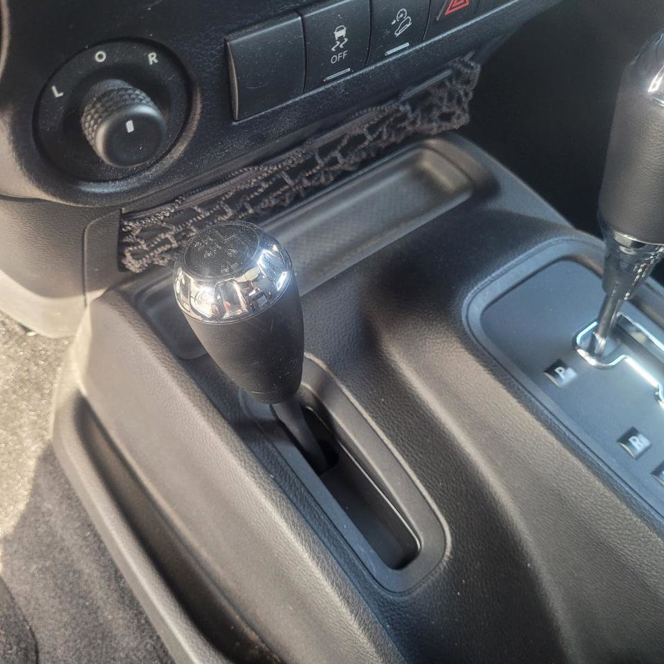 Used 2015 Jeep Wrangler Sport w/ Quick Order Package 24S AWD/4WD image 18