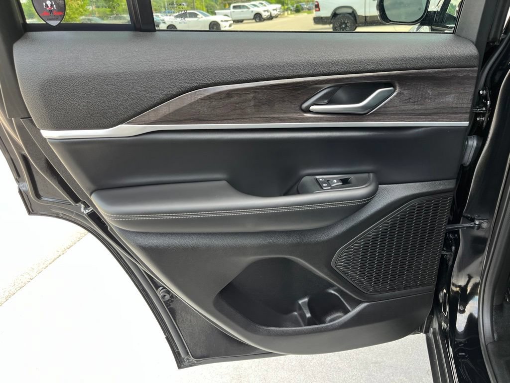 Used 2025 Jeep Grand Cherokee Limited AWD/4WD image 15