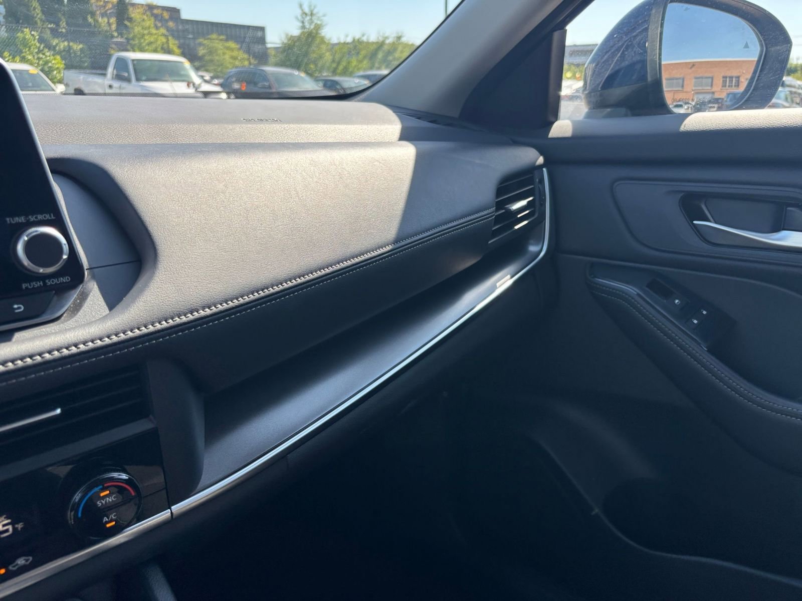 Used 2025 Nissan Rogue SV FWD image 37