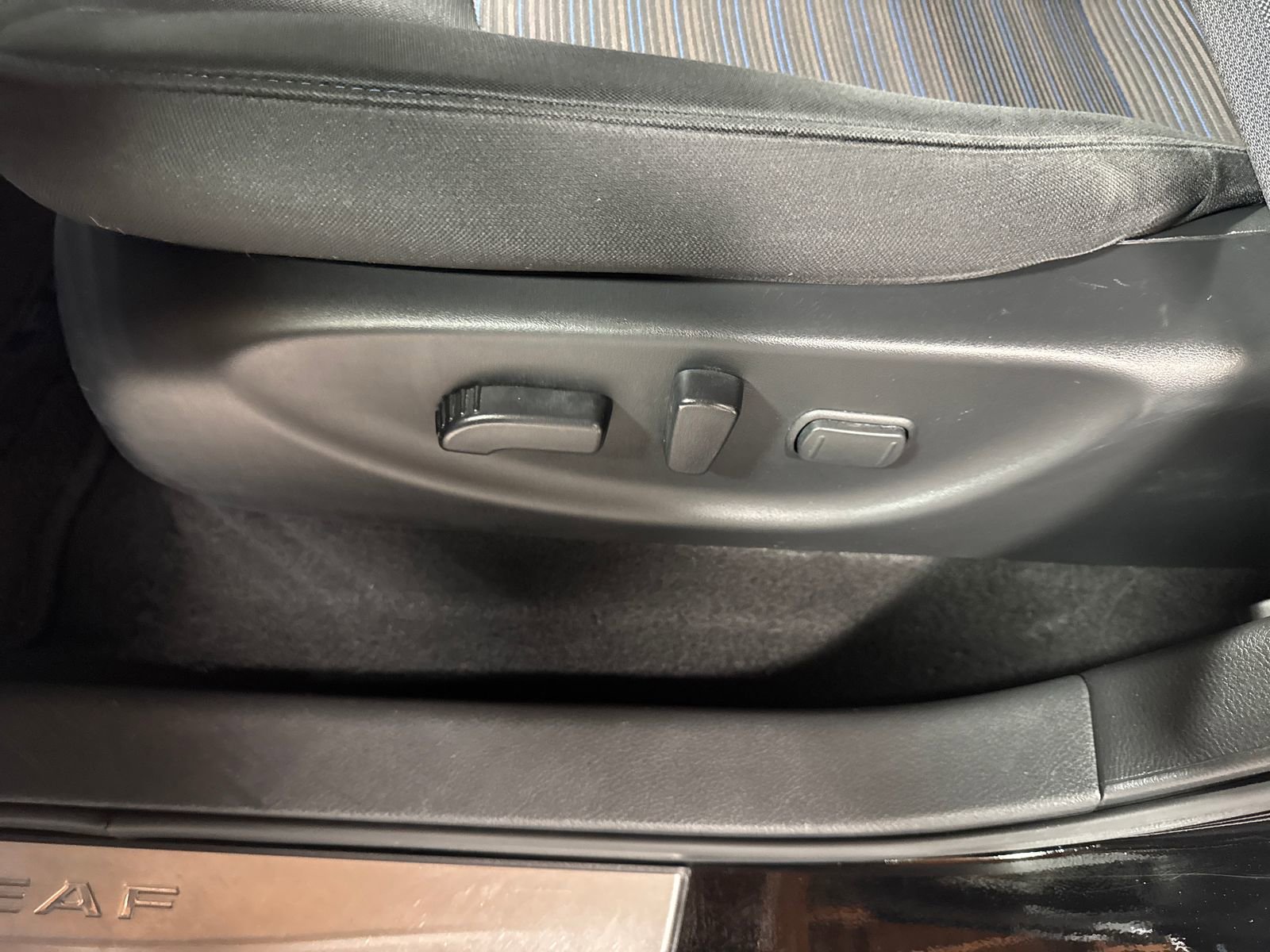 Used 2020 Nissan Leaf SV w/ SV Technology Package FWD image 15