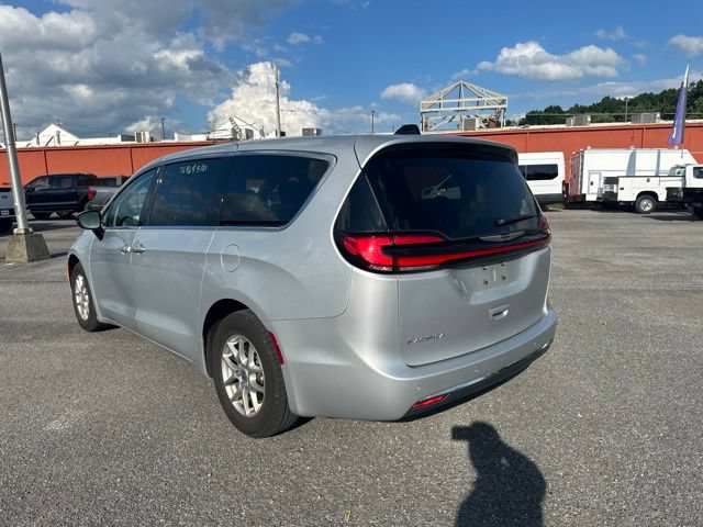 Used 2024 Chrysler Pacifica Touring-L FWD image 7