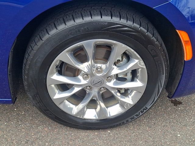 Used 2021 Chrysler Pacifica Touring-L image 8