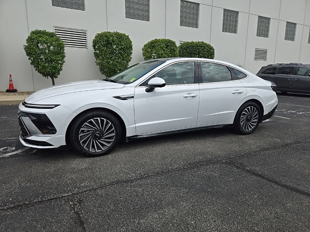 Certified 2025 Hyundai Sonata Limited FWD image 2