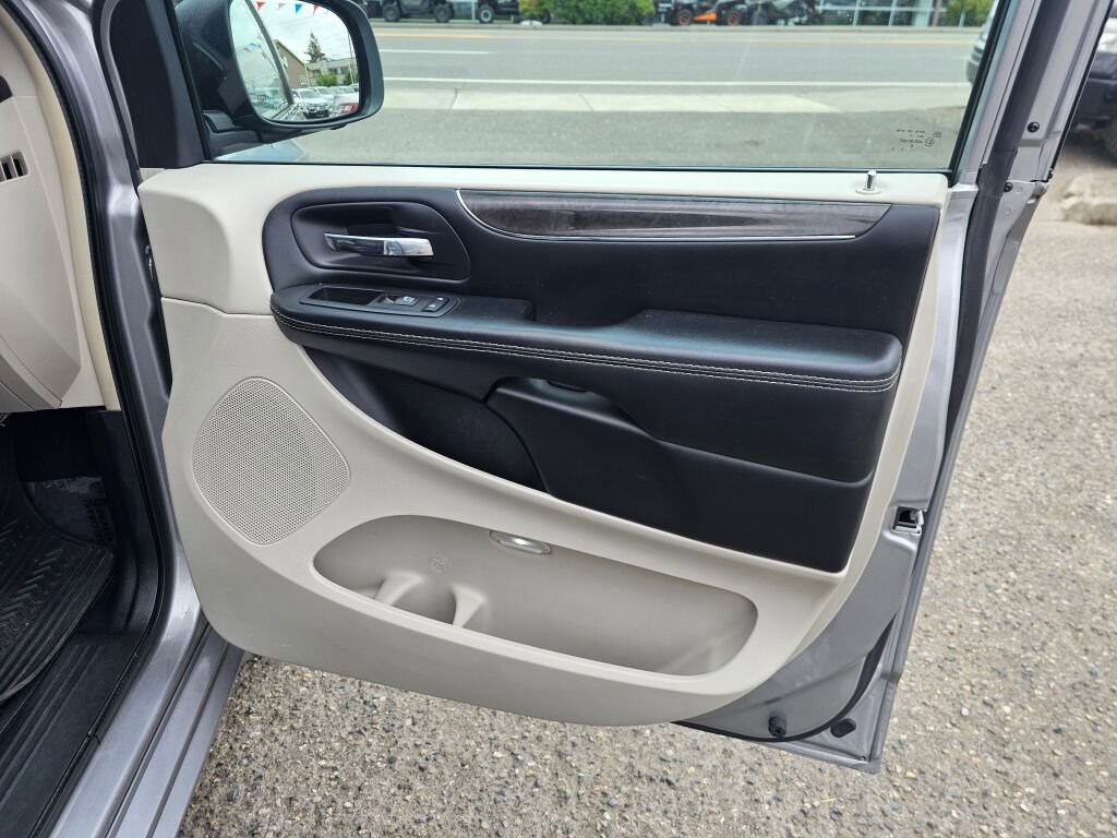 Used 2016 Chrysler Town & Country Touring image 12