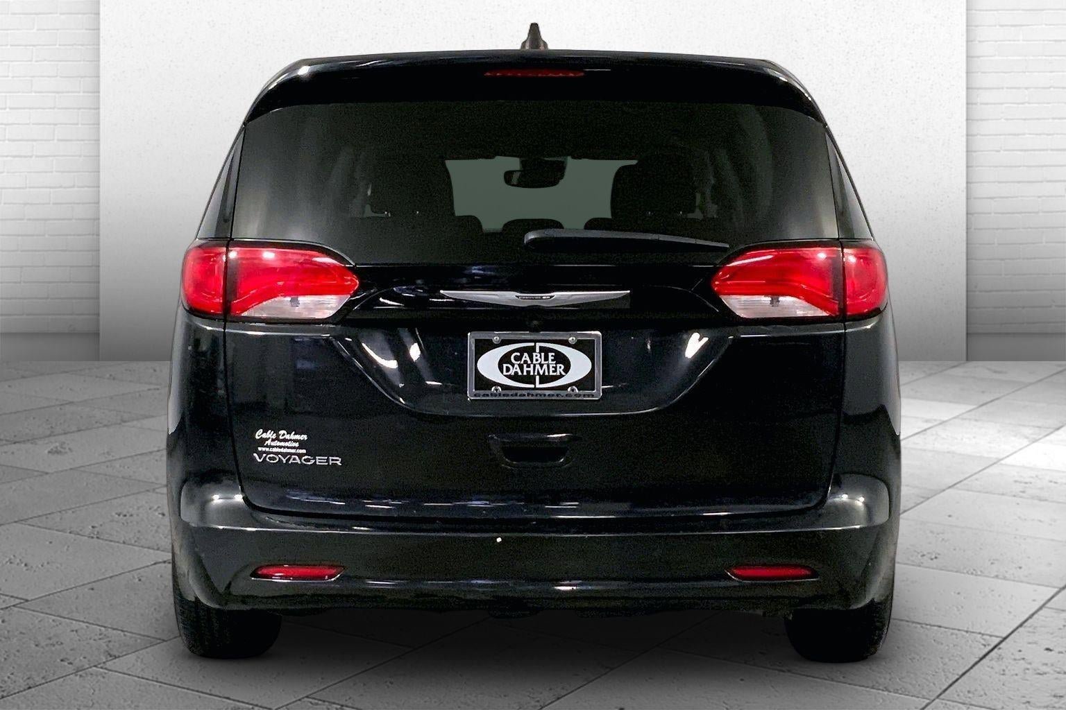 Used 2023 Chrysler Voyager LX image 3