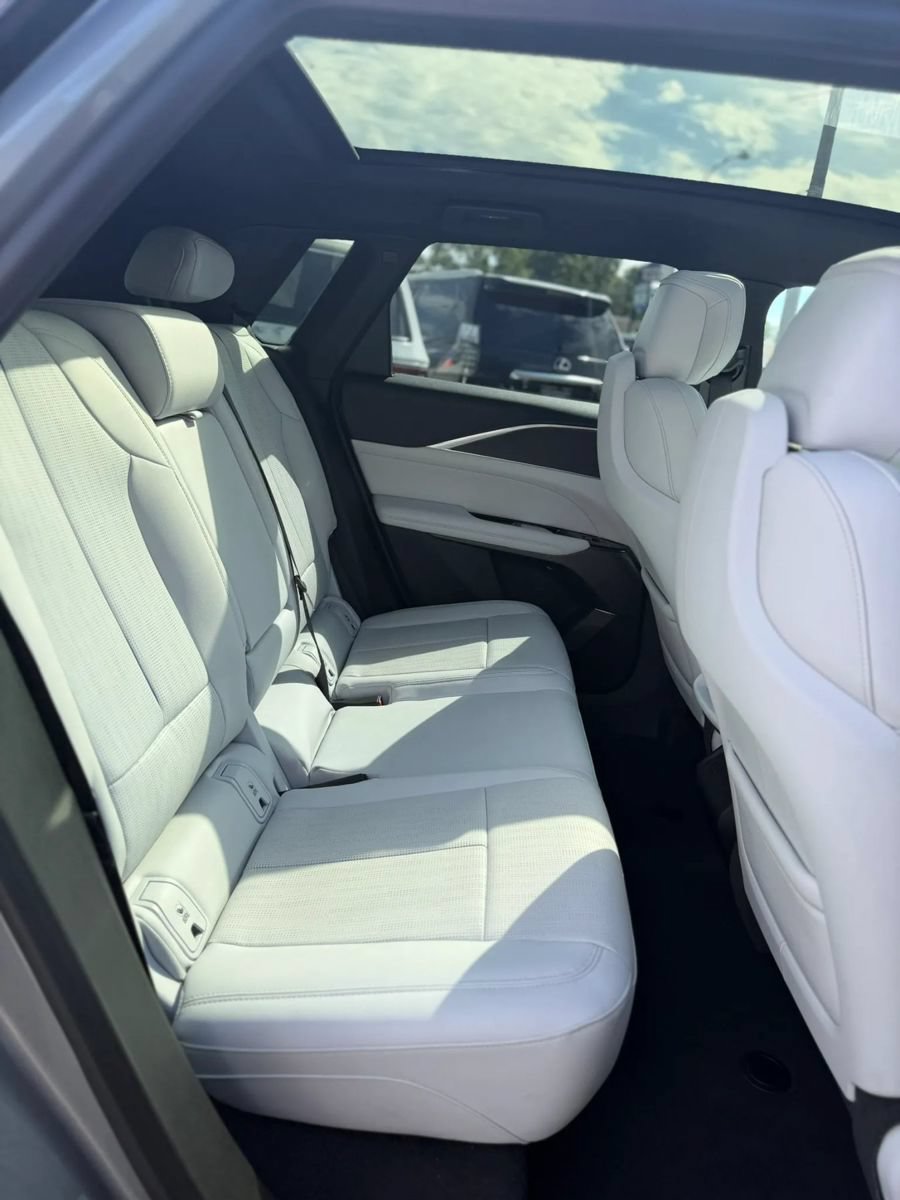 Used 2024 Cadillac Lyriq Luxury AWD/4WD image 18