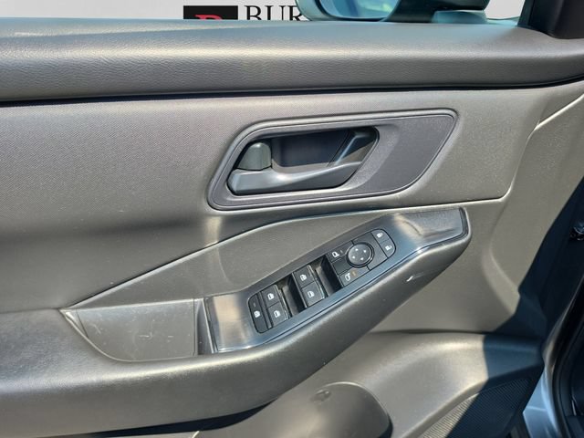 Used 2024 Nissan Rogue S AWD/4WD image 11