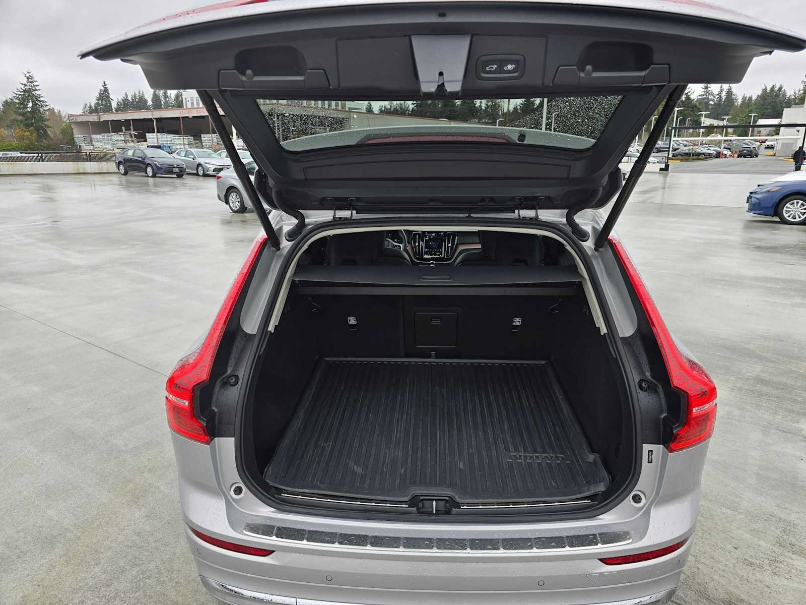 Used 2023 Volvo XC60 B5 Plus w/ Climate Package AWD/4WD image 14