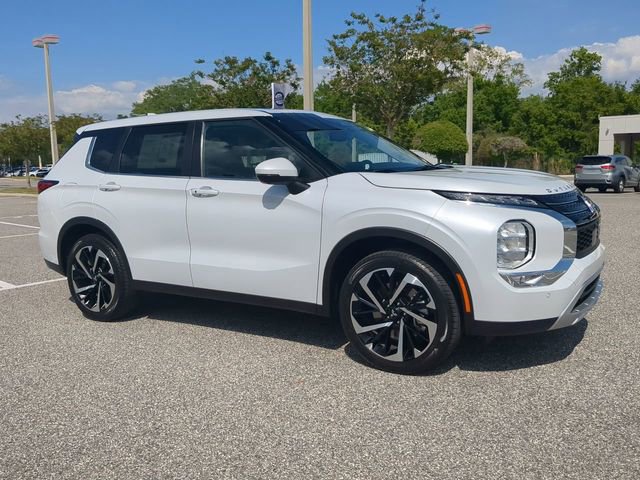 Used 2024 Mitsubishi Outlander SE image 2