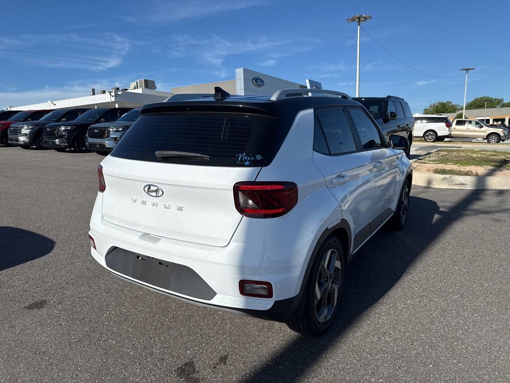 Used 2022 Hyundai Venue Limited image 2