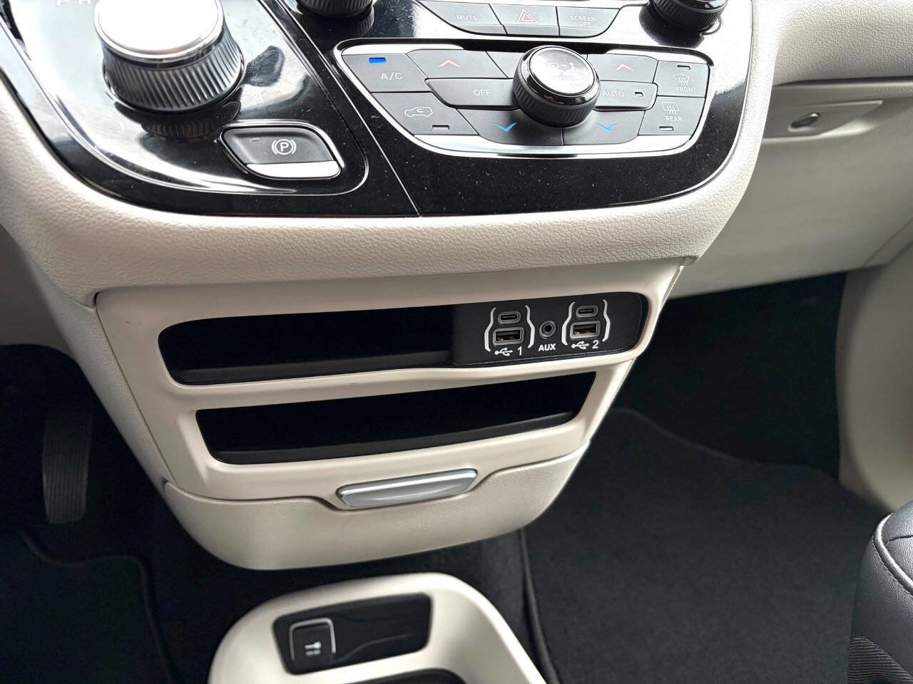 Used 2024 Chrysler Pacifica Touring-L image 30