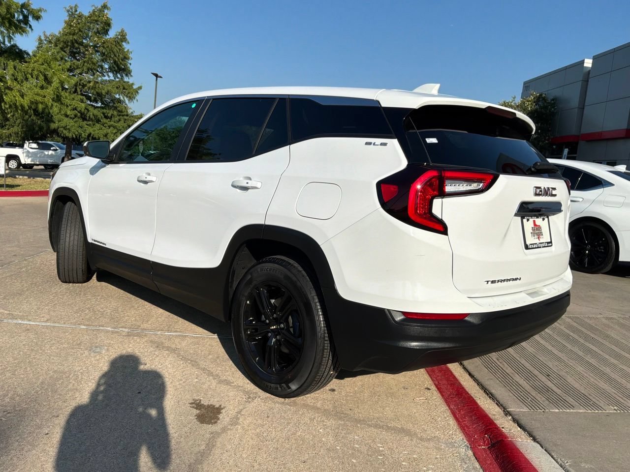Used 2024 GMC Terrain SLE FWD image 8