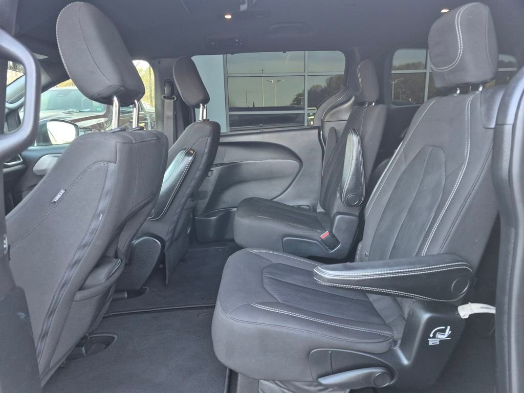 Used 2021 Chrysler Pacifica Touring w/ S Appearance Package image 15
