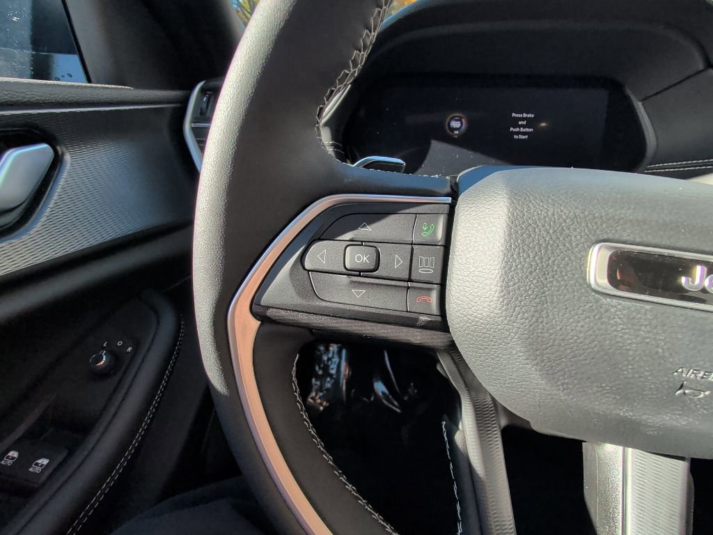 Used 2025 Jeep Grand Cherokee Laredo X w/ Luxury Tech Group I image 19