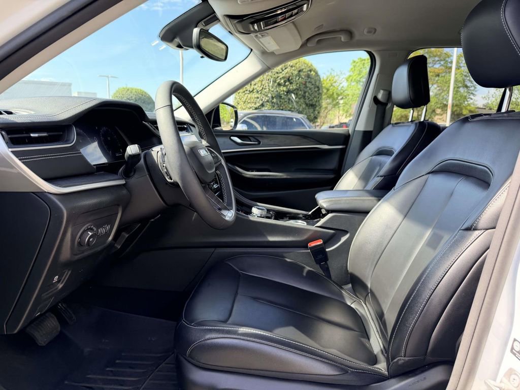 Used 2023 Jeep Grand Cherokee Limited w/ Black Appearance Package AWD/4WD image 19